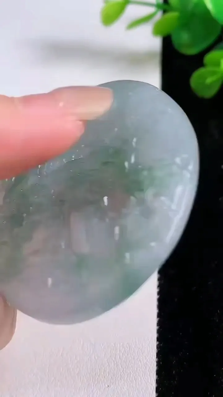 天然A货翡翠山水牌吊坠，尺寸53-47.5-5.4，重量:30.74g
8月30日