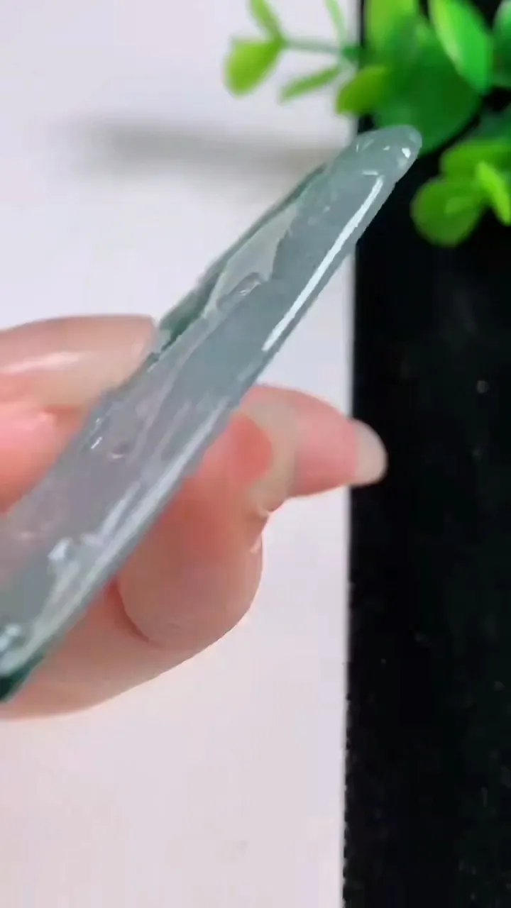 天然A货翡翠冰种飘花文殊菩萨吊坠，尺寸68.8-42-5.2，重量:36.28g
8月30日