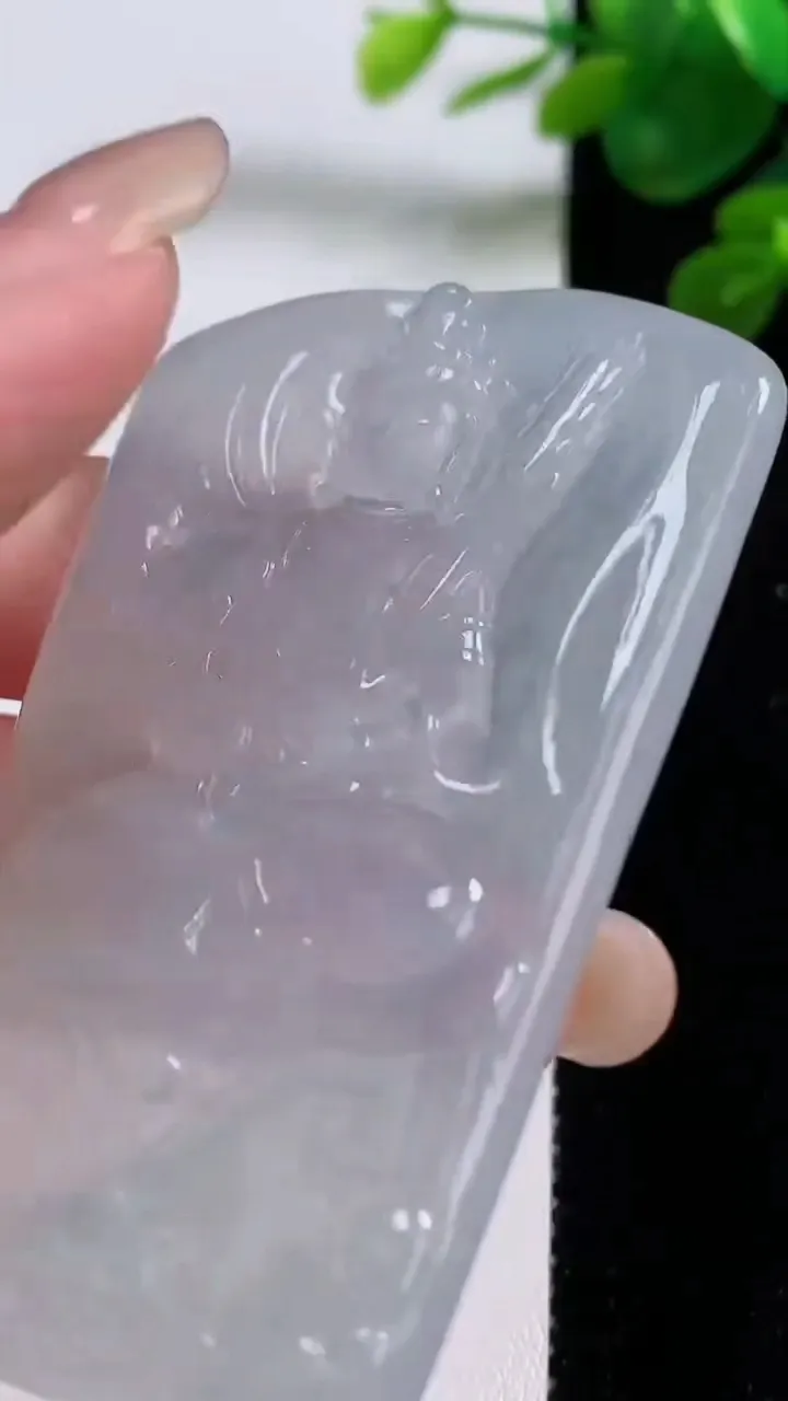天然A货翡翠虚空藏菩萨吊坠，尺寸65.3-40.6-5，重量:33.27g
8月30日