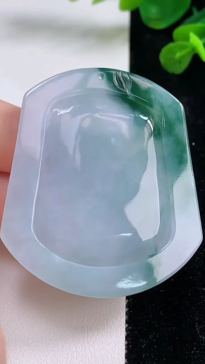 天然A货翡翠冰种飘花生肖兔 兔牌吊坠，尺寸53.4-45.7-5.8，重量:28.18g
8月30日