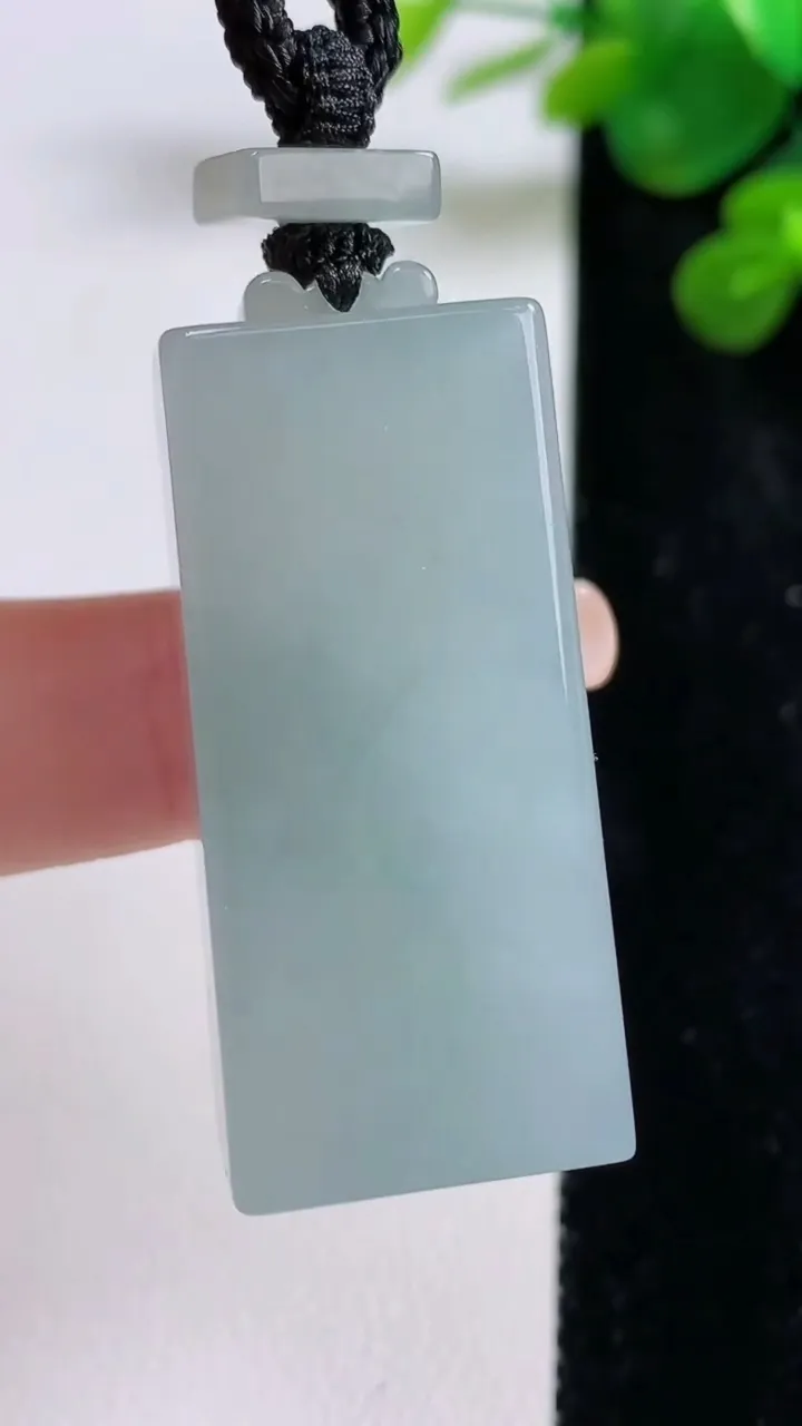 天然A货翡翠冰种飘花无事牌吊坠，尺寸40.2-18.4-12.3，重量:35.16g
8月30日