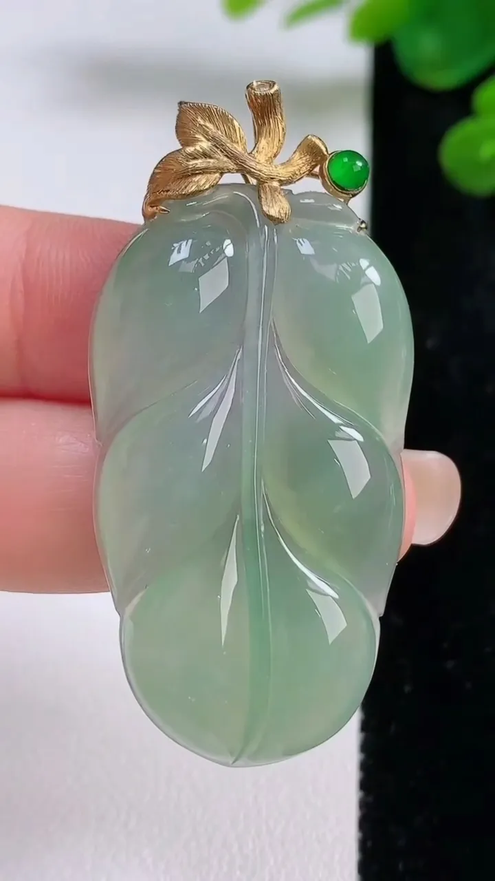 天然A货翡翠金枝玉叶 叶子吊坠，尺寸42.5-25.2-5，重量:13.20g
8月30日