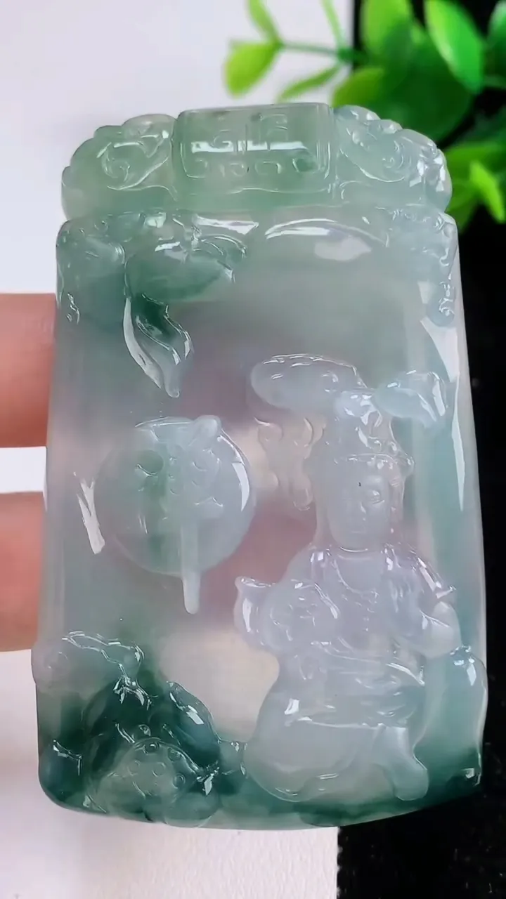 天然A货翡翠冰种飘花文殊菩萨吊坠，尺寸68.8-42-5.2，重量:36.28g
8月30日
