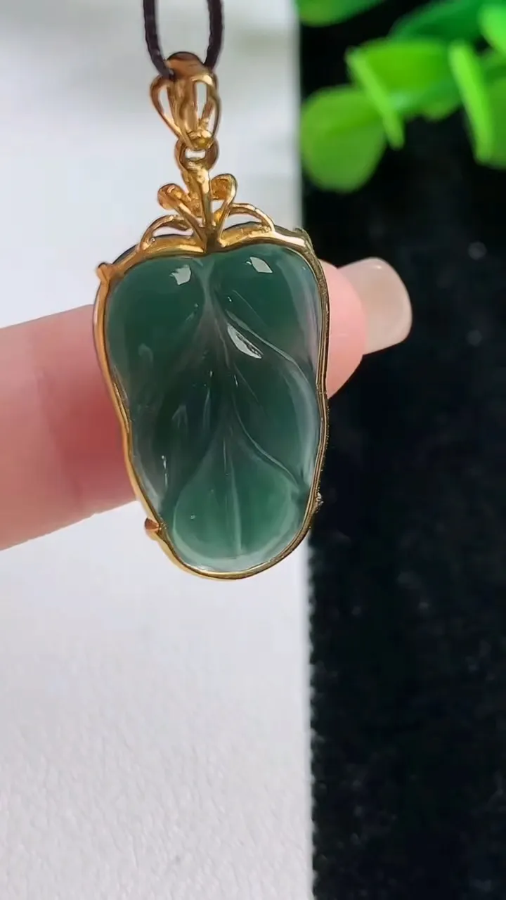 天然A货翡翠18k金蓝水金枝玉叶 叶子吊坠，尺寸29-23-14.5-4.5，重:2.56g
8月31日