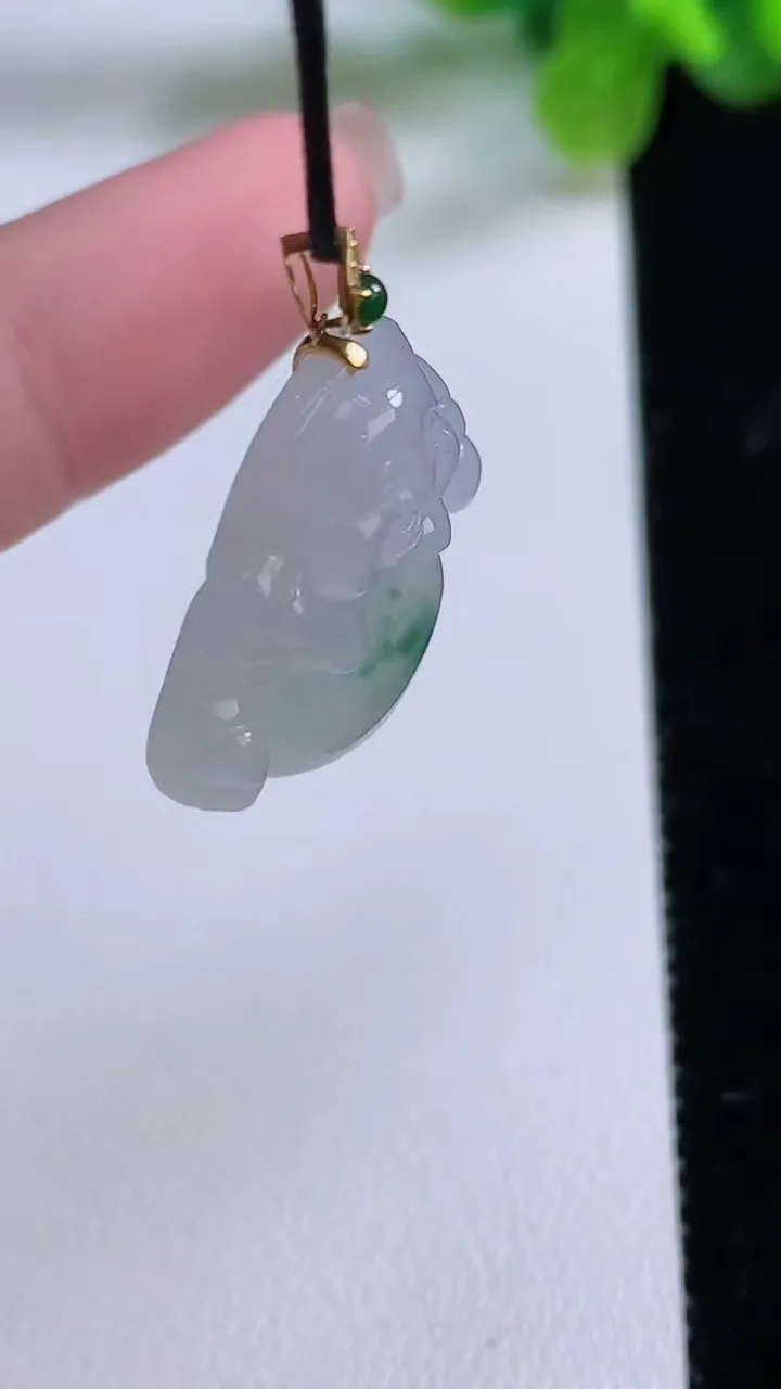 天然A货翡翠种飘花佛公吊坠，尺寸21.6-23-5.5，重量:5.05g
8月31日