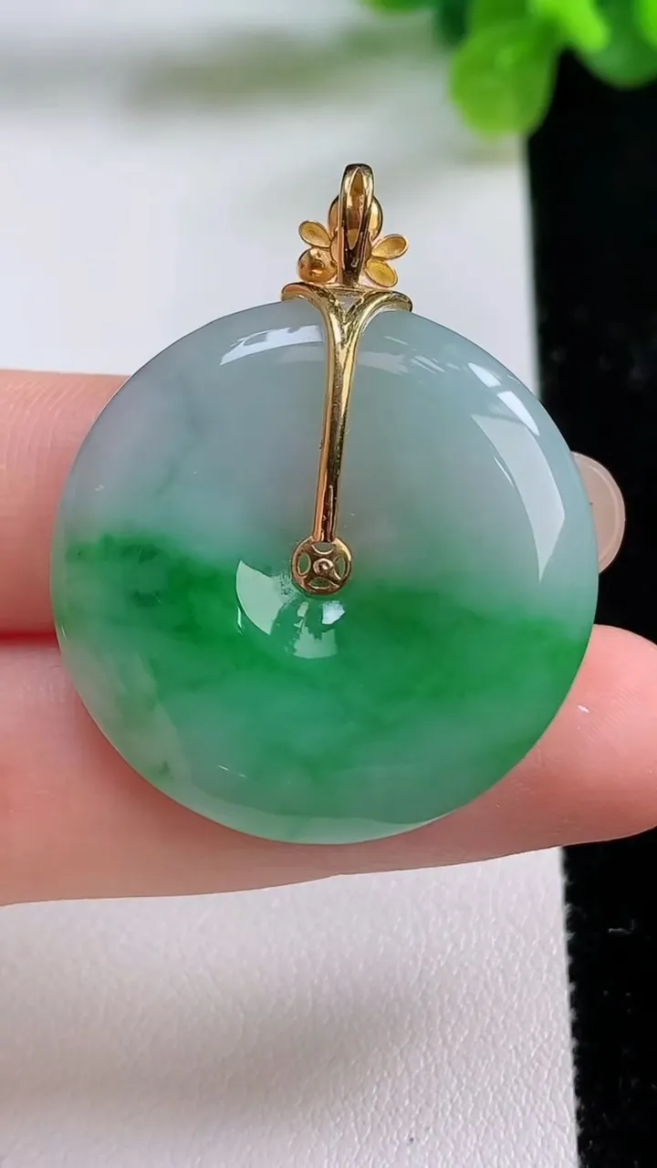 天然A货翡翠平安扣吊坠，尺寸30.6-5.8，重量:12.22g
8月31日