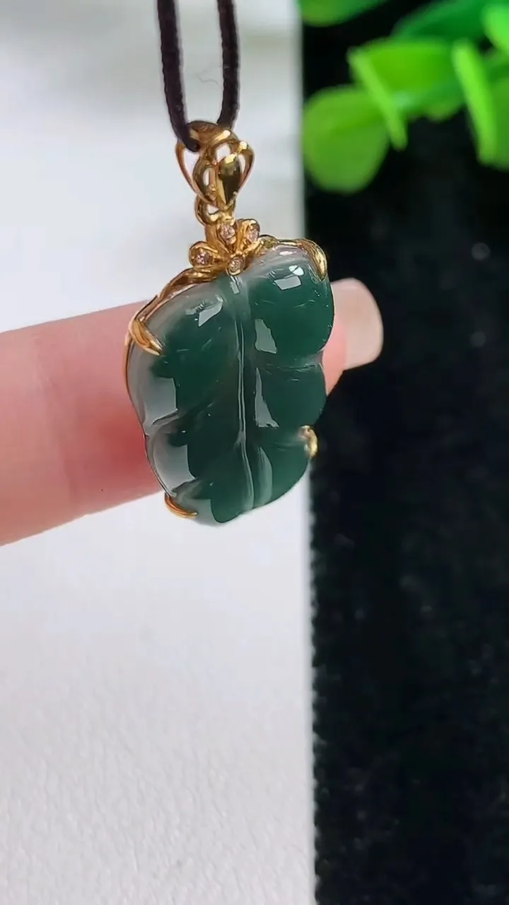 天然A货翡翠18k金蓝水金枝玉叶 叶子吊坠，尺寸29-23-14.5-4.5，重:2.56g
8月31日