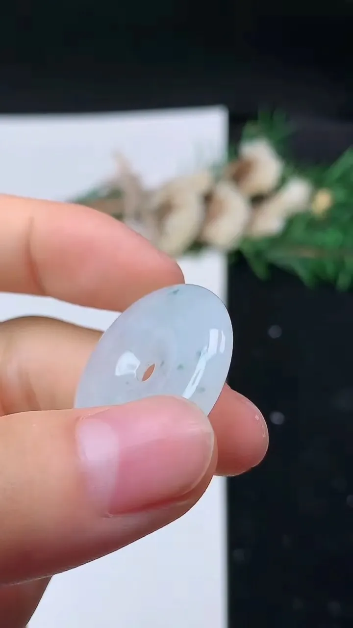 天然A货翡翠飘花平安扣吊坠，尺寸25.9-4.6，重量:6.59g
8月31日