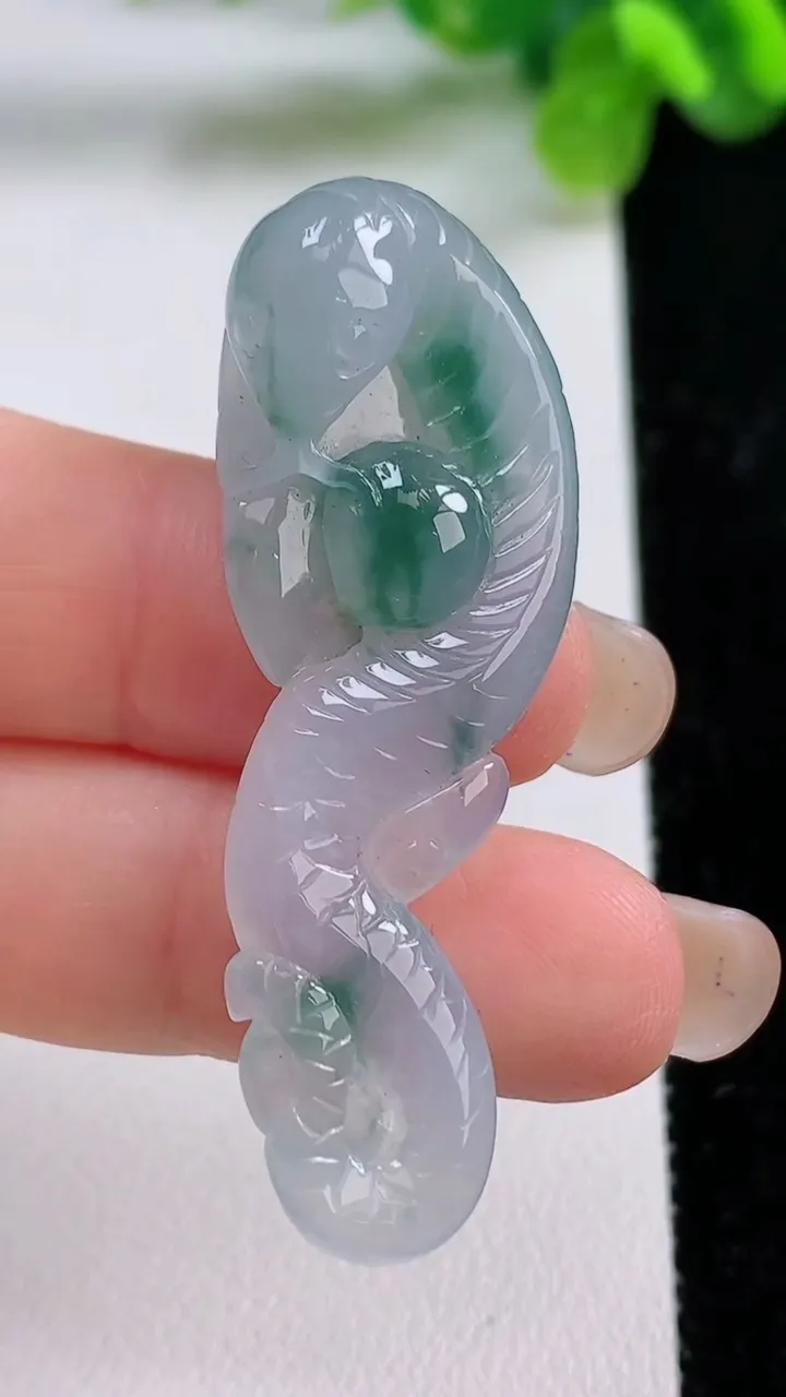 天然A货翡翠冰种飘花生肖蛇吊坠，尺寸47.3-16.4-7.8，重量:8.38g
8月31日
