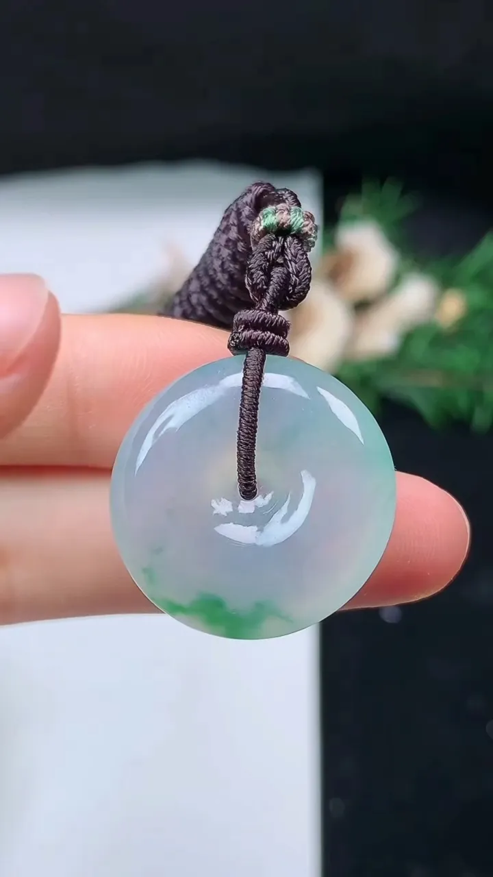 天然A货翡翠平安扣吊坠，尺寸23.9-5.5，重量:7.90g
8月31日
