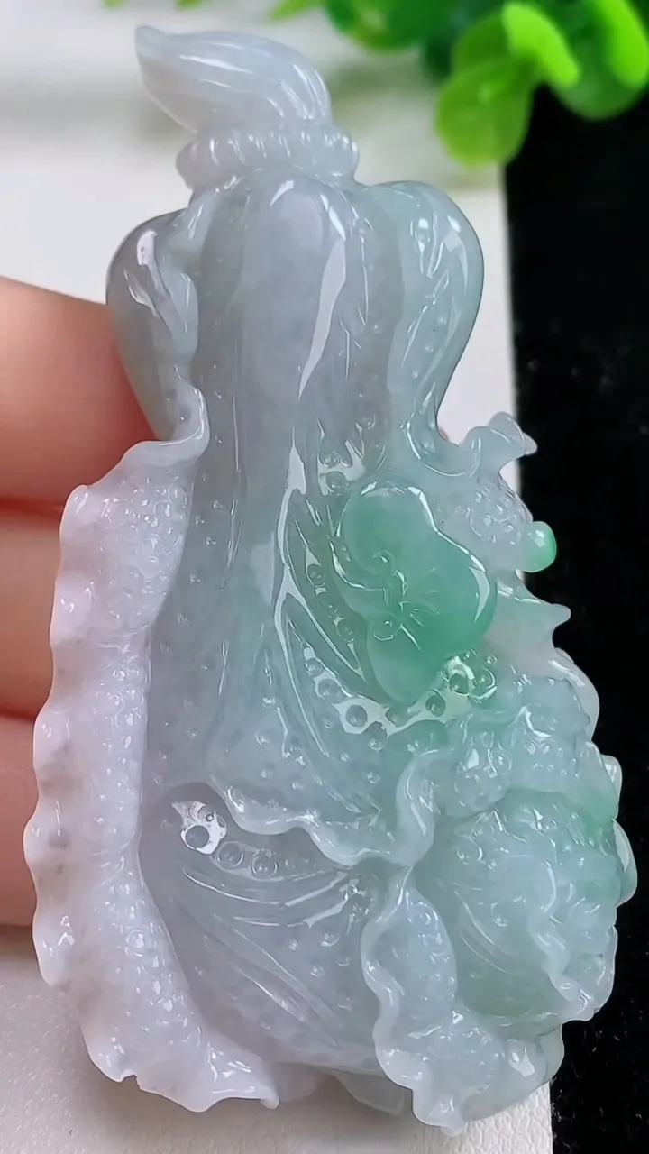 天然A货翡翠白菜吊坠，尺寸77-38-12.6，重量:59.85g
8月31日