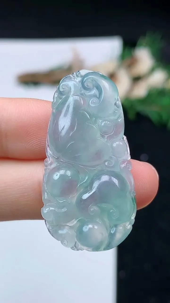 天然A货翡翠荷叶鱼吊坠，尺寸37.7-19-6.3，重量:7.49g
8月31日