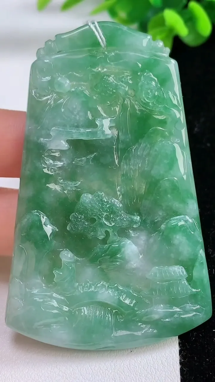 天然A货翡翠山水牌吊坠，尺寸71.5-45.8-4.3，重量:32.83g
8月31日