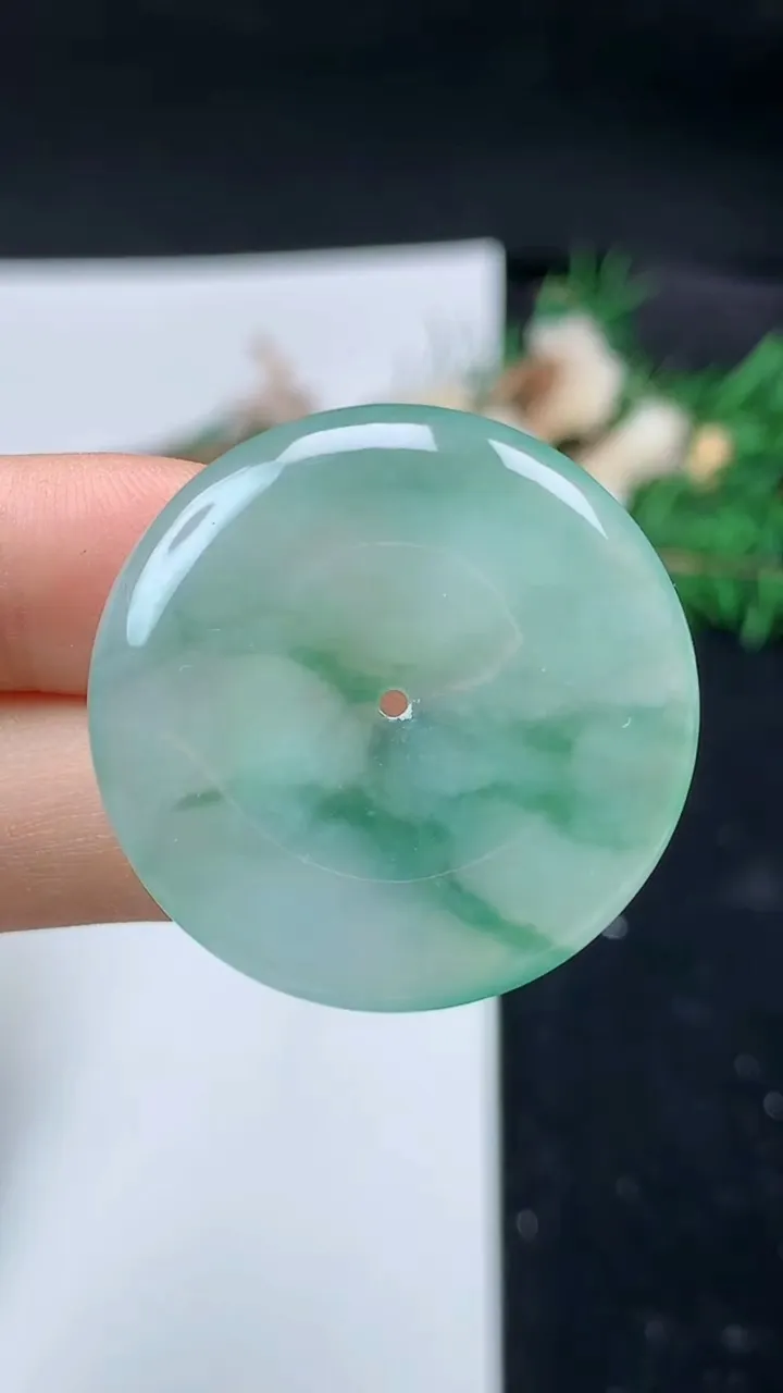 天然A货翡翠平安扣吊坠，尺寸32.5-5.2，重量:11.54g
8月31日