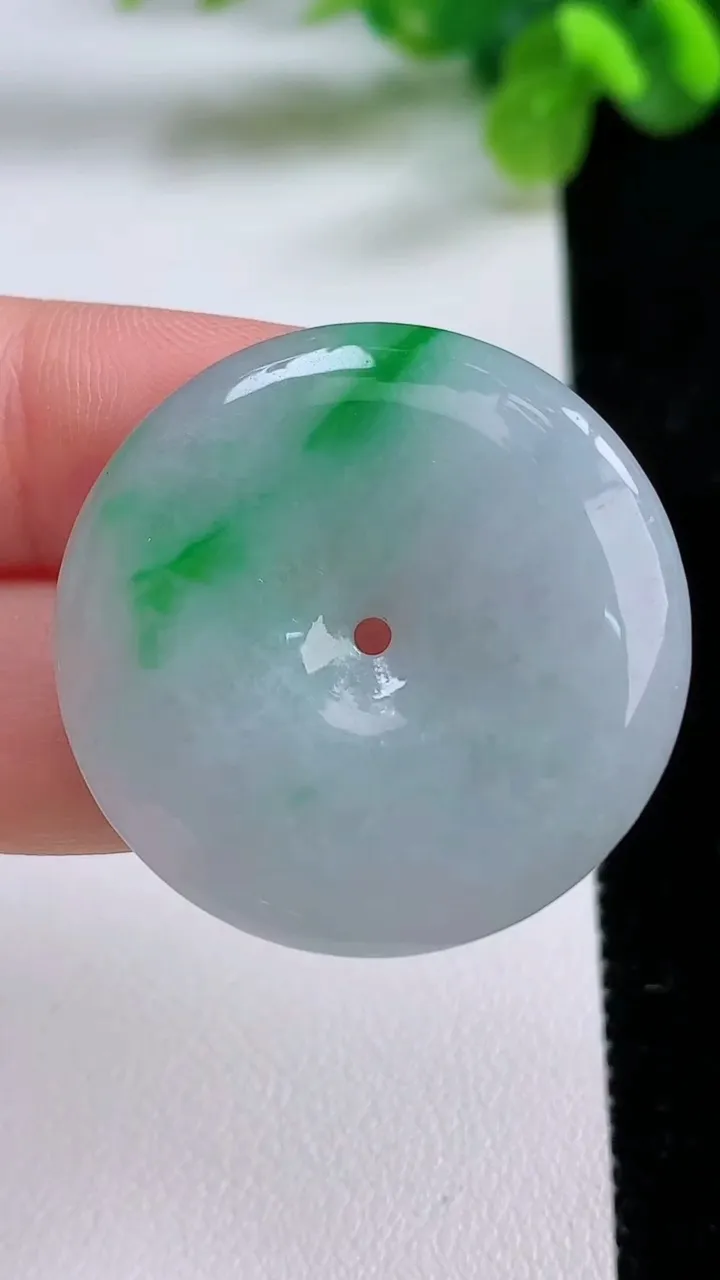 天然A货翡翠平安扣吊坠，尺寸32.2-5，重量:11.47g
8月31日