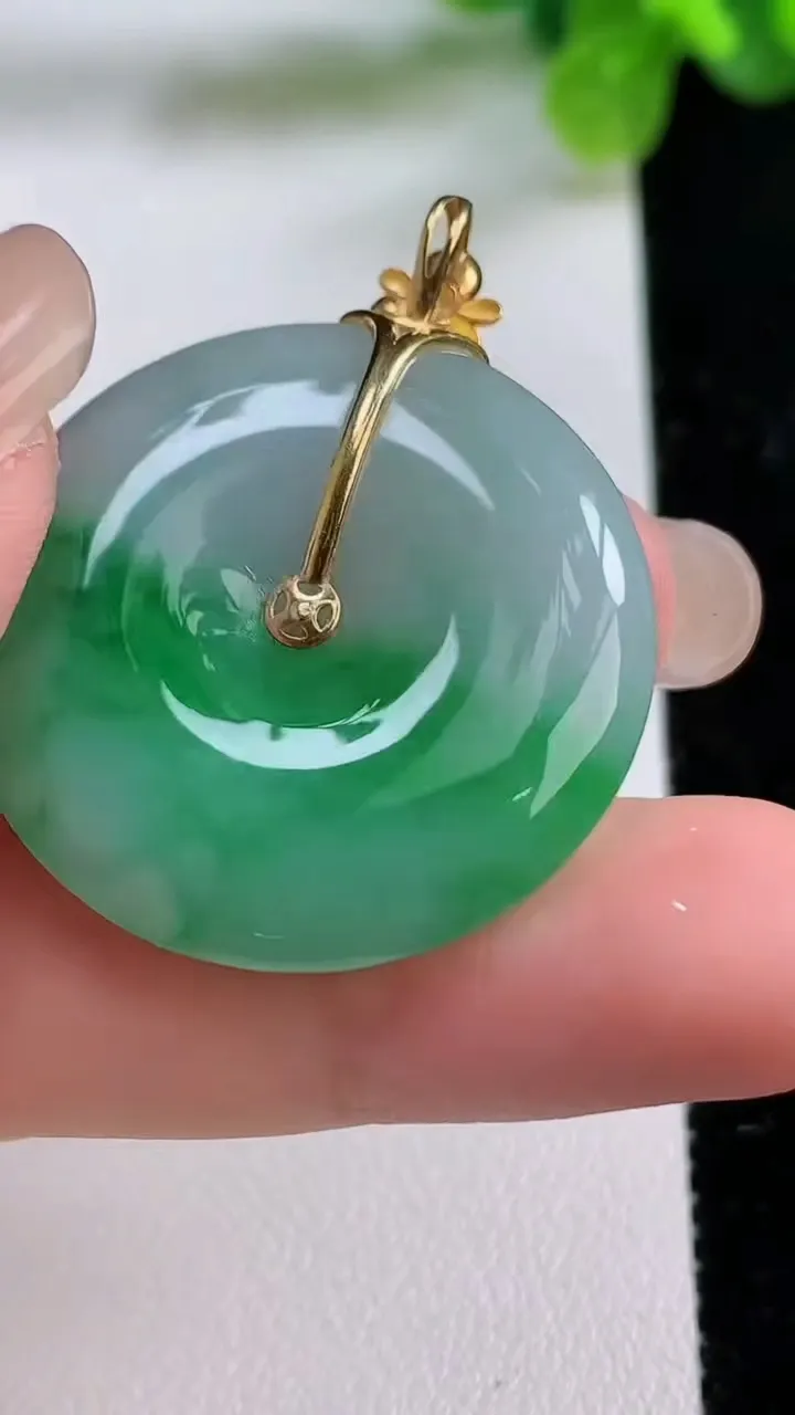 天然A货翡翠平安扣吊坠，尺寸30.6-5.8，重量:12.22g
8月31日