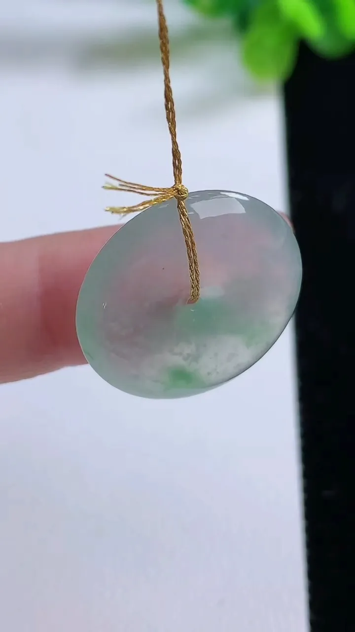 天然A货翡翠平安扣吊坠，尺寸22-4，重量:4.45g
8月31日