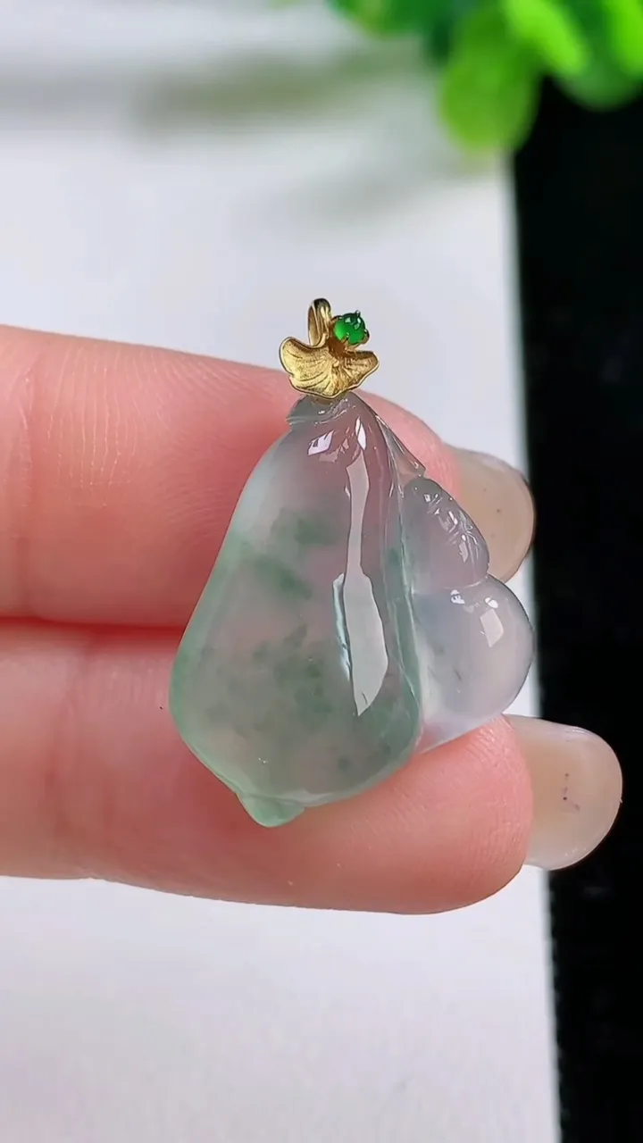 天然A货翡翠种飘花福瓜吊坠，尺寸21-17-5.2，重量:3.26g
8月31日