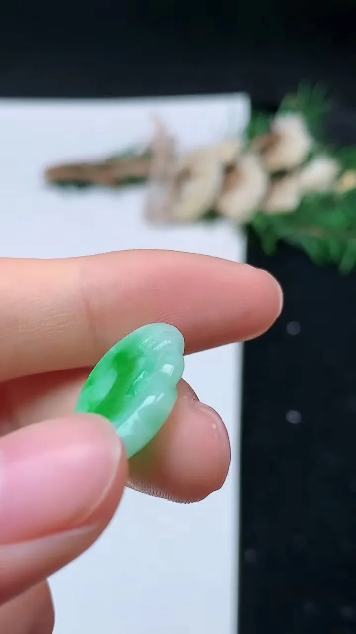 天然A货翡翠如意头吊坠，尺寸14.7-23.5-3.7，重量:3.00g
8月31日