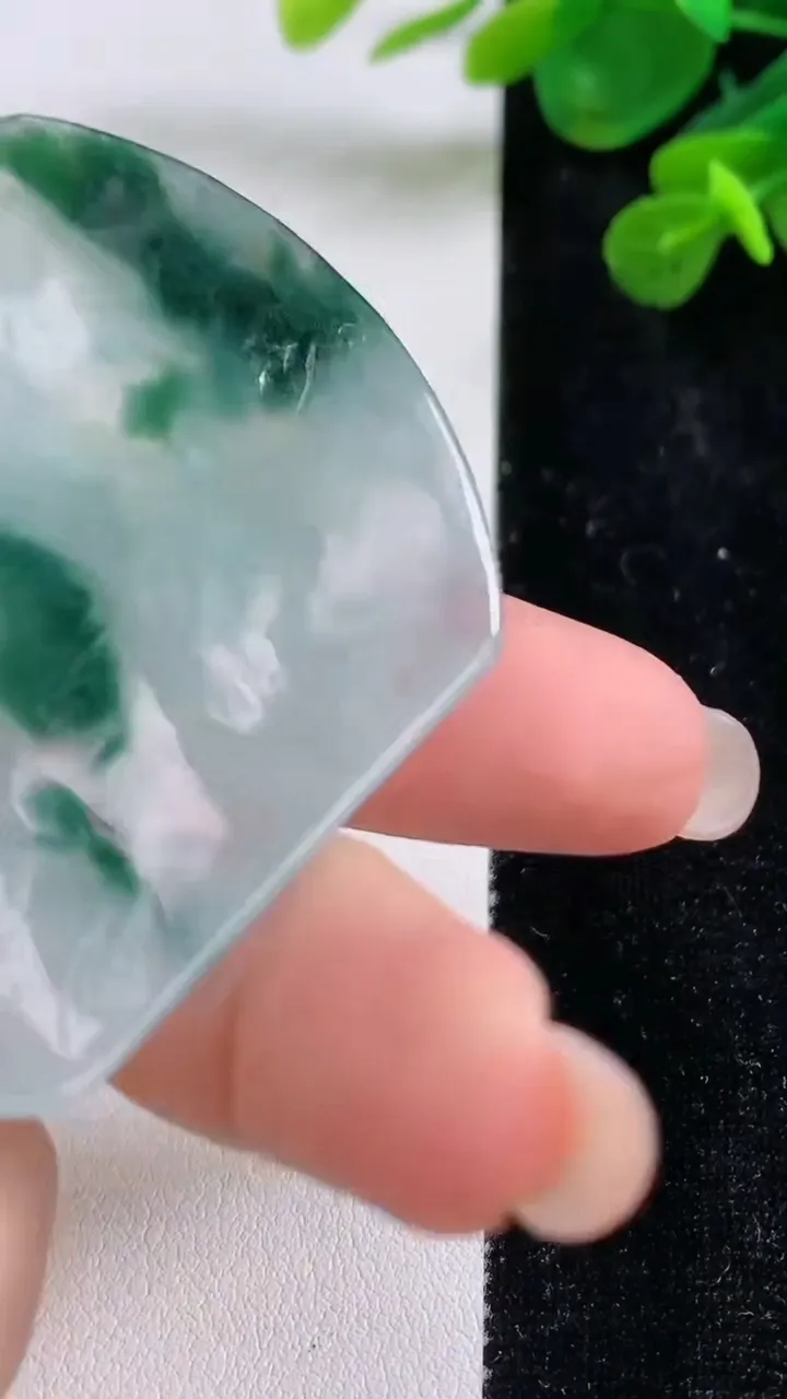 天然A货翡翠冰种飘花生肖鸡吊坠，尺寸57-47-5.5，重:30.41g
8月31日