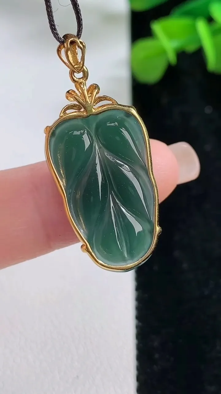 天然A货翡翠18k金蓝水金枝玉叶 叶子吊坠，尺寸29-23-14.5-4.5，重:2.56g
8月31日