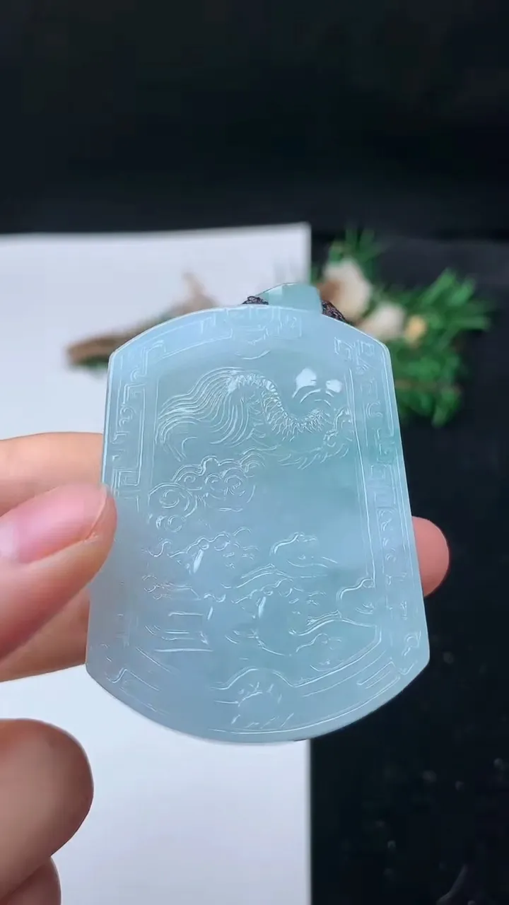 天然A货翡翠飘花龙牌吊坠，尺寸53.2-38.7-11，重量:71.45g
8月31日