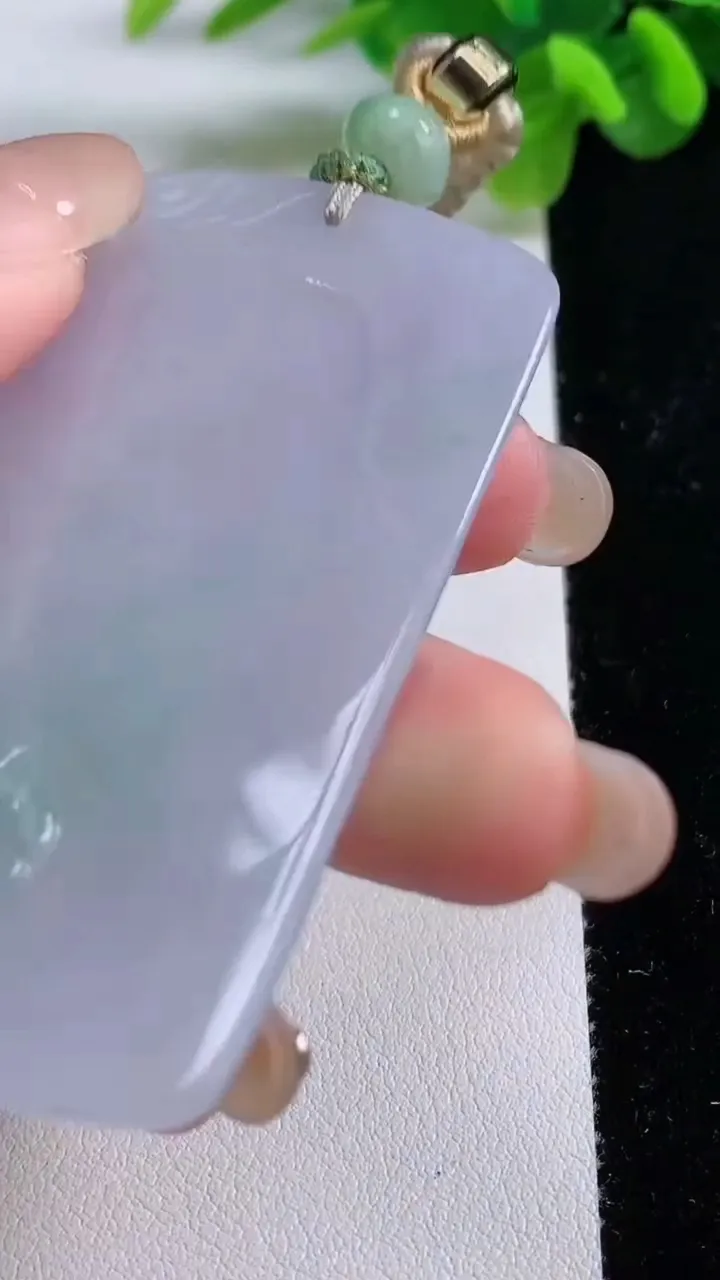 天然A货翡翠大势至观音菩萨吊坠，尺寸64.3-40.5-4.8，重量:36.74g
8月31日