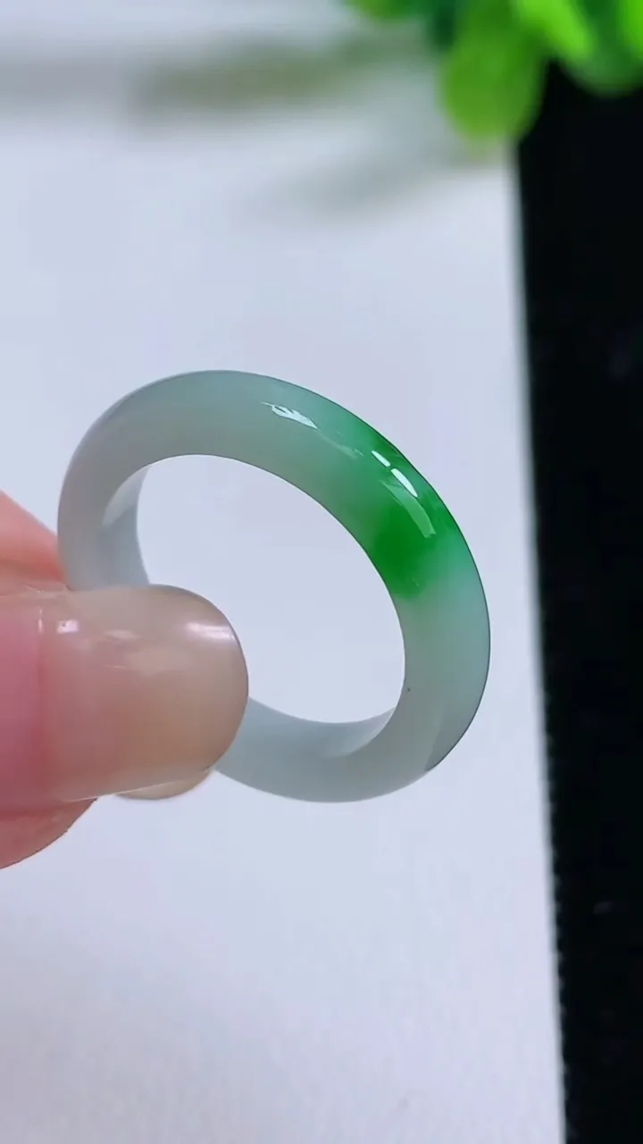 天然A货翡翠指环戒指，尺寸18.4-4-3，重量:3.08g2025年8月31日
工厂直销收藏佳品,种好水足，色泽均匀，有种有色，上手高大气！