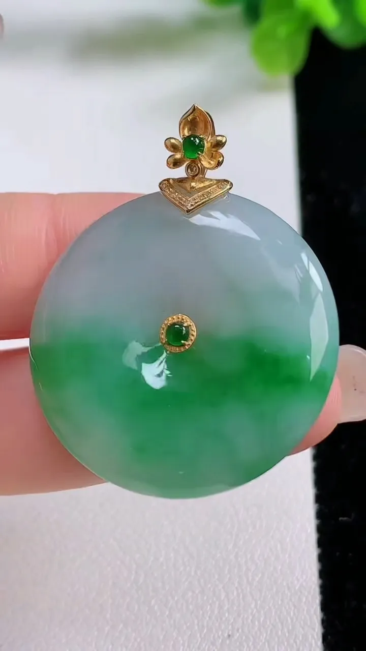 天然A货翡翠平安扣吊坠，尺寸30.6-5.8，重量:12.22g
8月31日