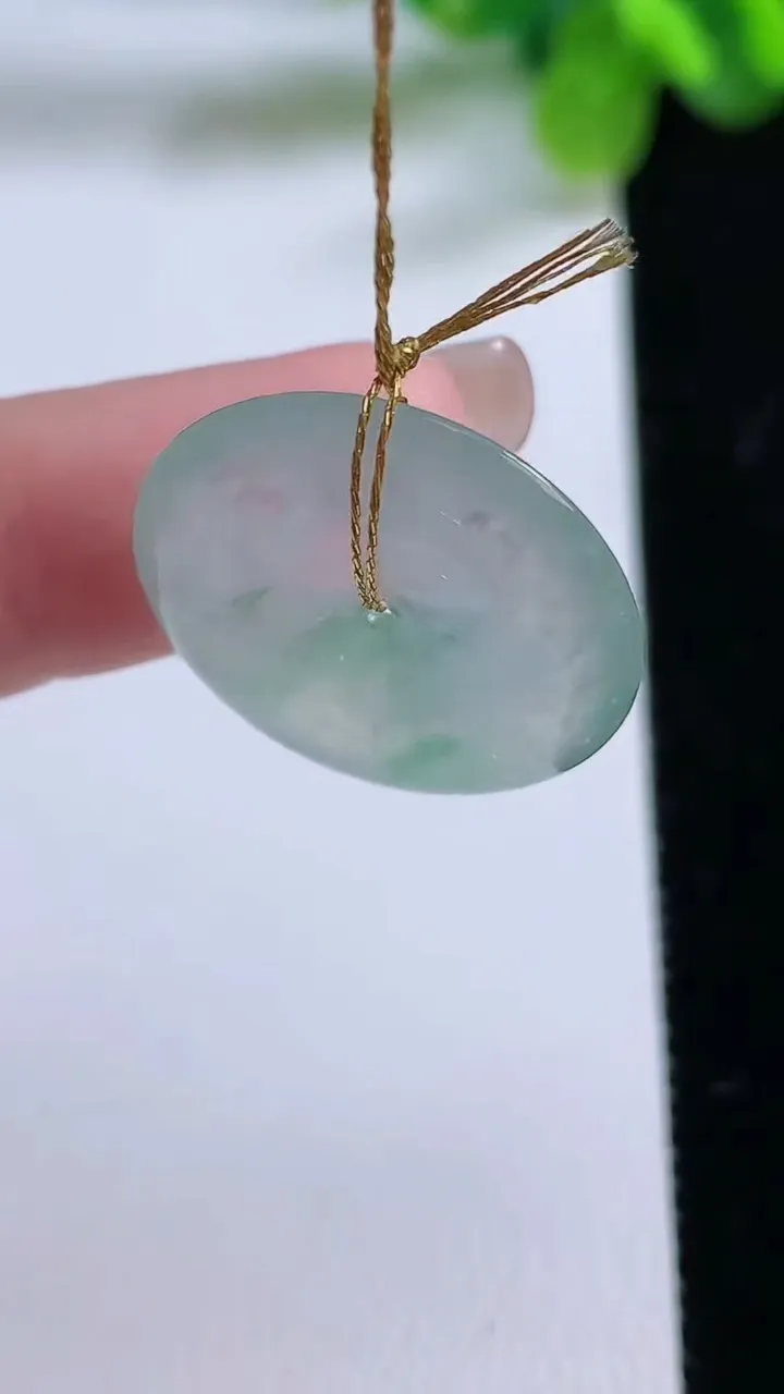 天然A货翡翠平安扣吊坠，尺寸22-4，重量:4.45g
8月31日