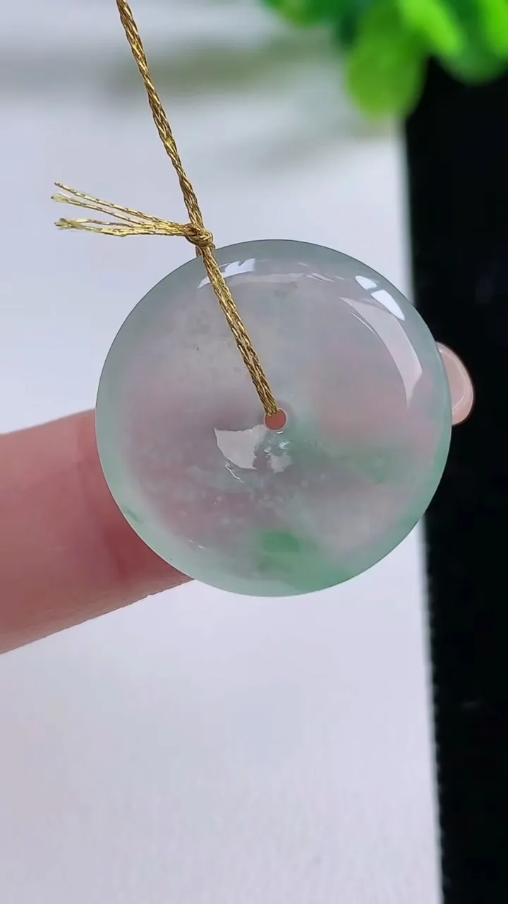 天然A货翡翠平安扣吊坠，尺寸22-4，重量:4.45g
8月31日
