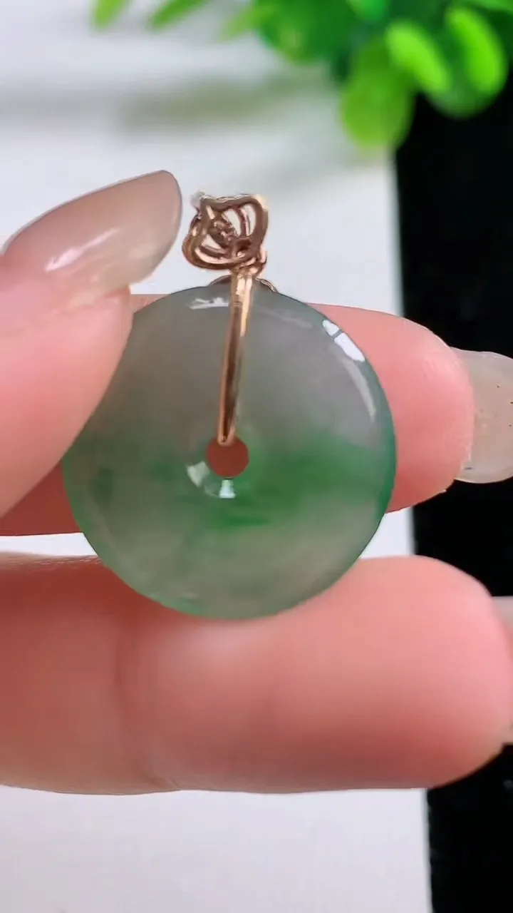 天然A货翡翠平安扣吊坠，尺寸19.5-2.4，重量:2.76g
8月31日