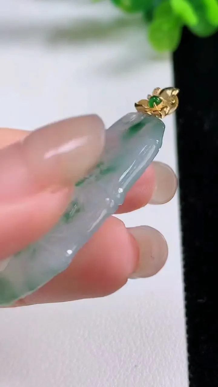天然A货翡翠种飘花节节高升 竹节吊坠，尺寸41.6-19-3.8，重量:7.57g
8月31日