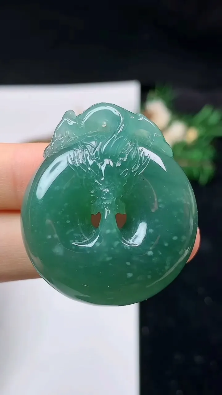 天然A货翡翠蓝水龙牌吊坠，尺寸38.3-33-8.3，重量:19.25g
8月31日