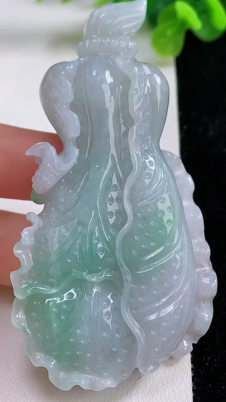 天然A货翡翠白菜吊坠，尺寸77-38-12.6，重量:59.85g
8月31日