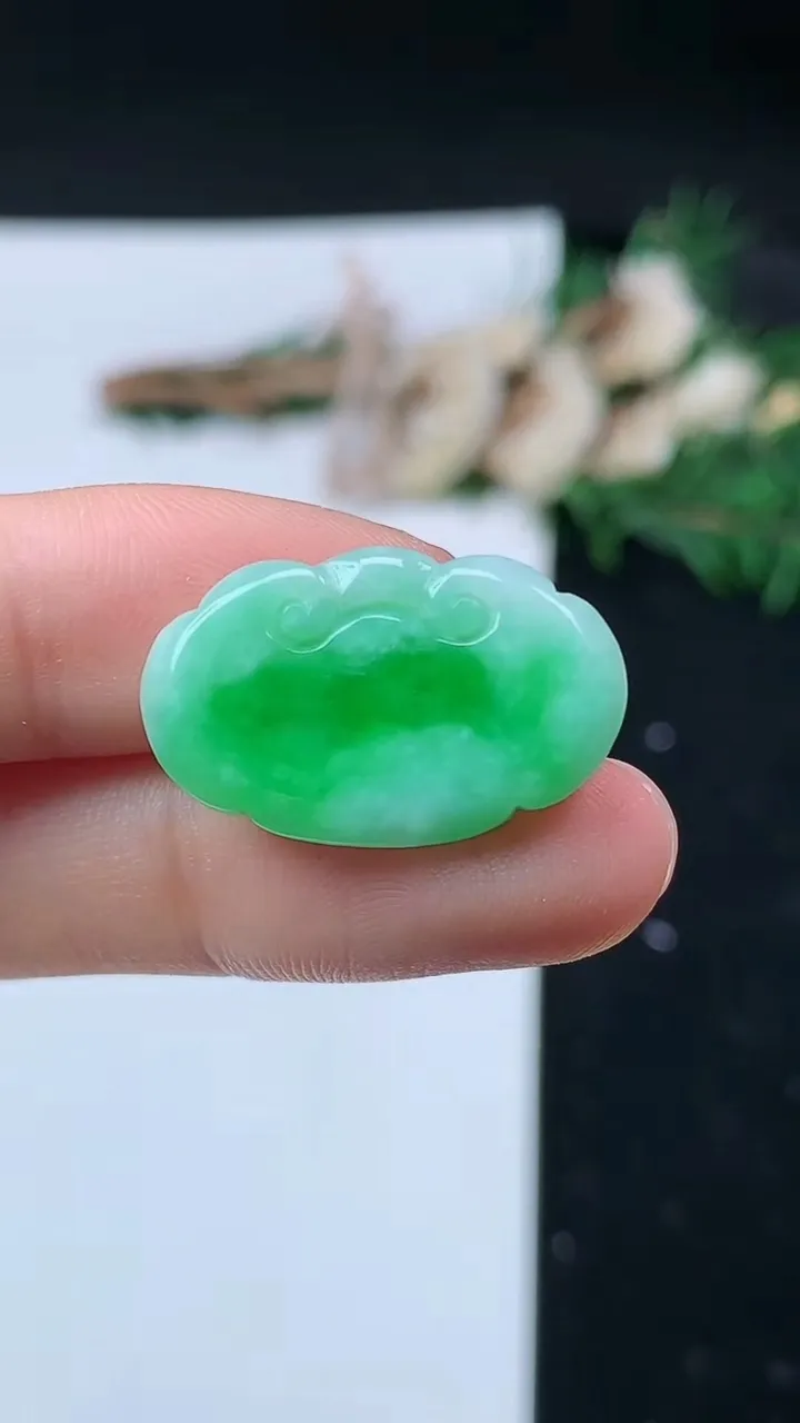 天然A货翡翠如意头吊坠，尺寸14.7-23.5-3.7，重量:3.00g
8月31日