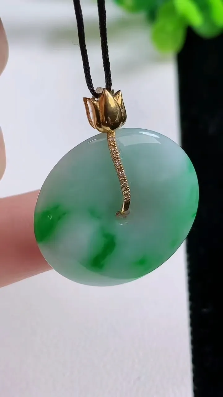 天然A货翡翠平安扣吊坠，尺寸27-5，重量:8.13g
8月31日