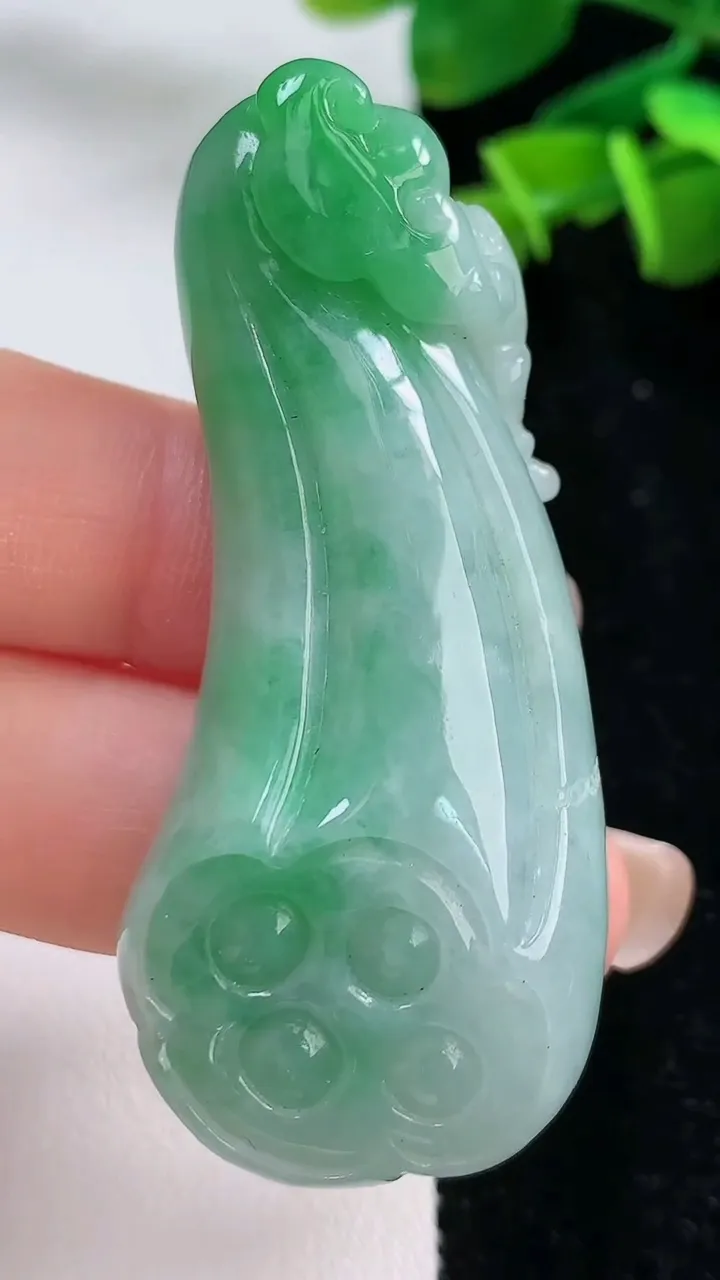 天然A货翡翠莲蓬吊坠，尺寸57-24.6-14，重:34.38g
8月31日