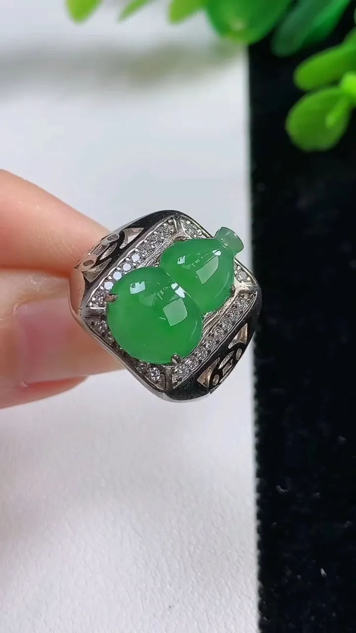 天然A货翡翠葫芦戒指，尺寸17-10.6，重:5.44g2025年8月31日
工厂直销收藏佳品,种好水足，色泽均匀，有种有色，上手高大气！
