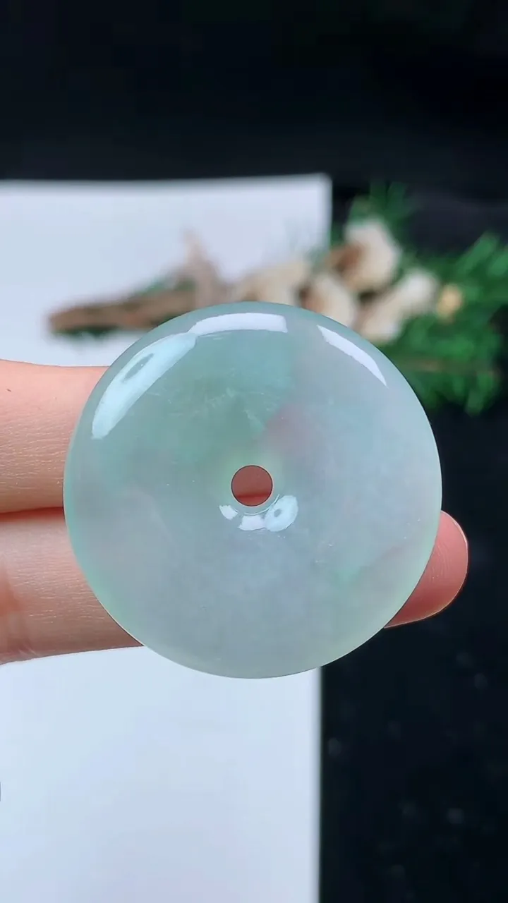 天然A货翡翠平安扣吊坠，尺寸32.7-5.9，重量:12.70g
8月31日
