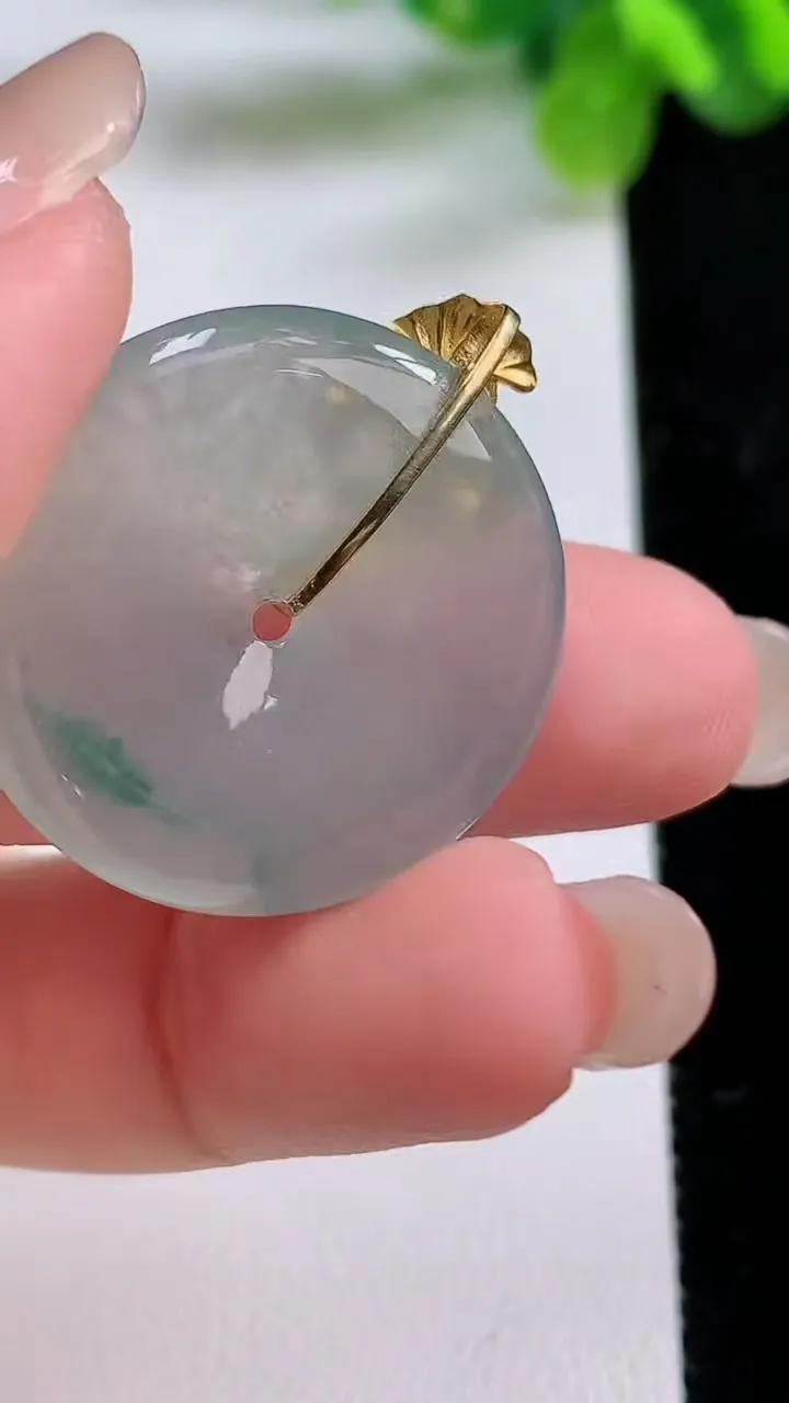 天然A货翡翠种飘花平安扣吊坠，尺寸26.2-4.2，重量:6.90g
8月31日