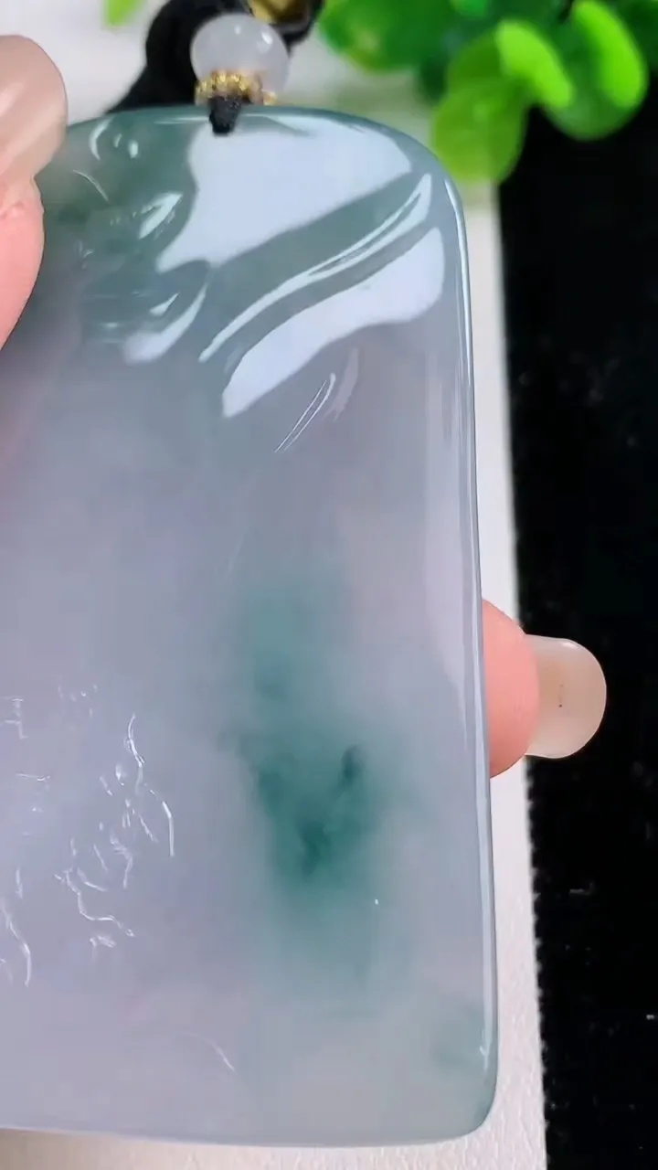天然A货翡翠冰种飘花大势至观音菩萨吊坠，尺寸66-42-5.5，重量:40.41g
8月31日