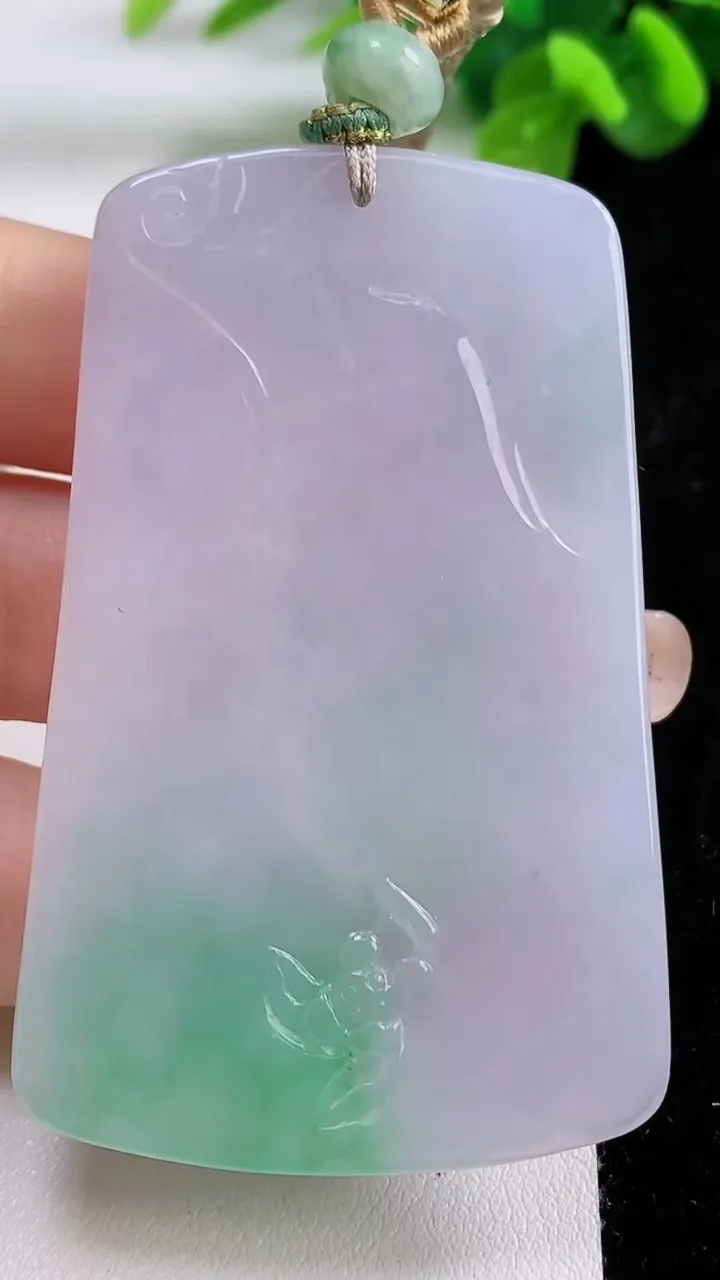 天然A货翡翠大势至观音菩萨吊坠，尺寸64.3-40.5-4.8，重量:36.74g
8月31日