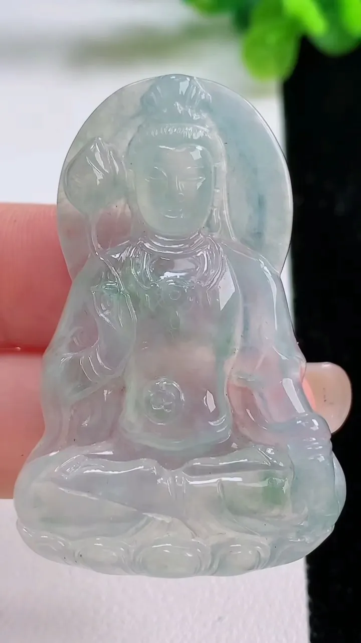 天然A货翡翠大势至观音菩萨吊坠，尺寸49-32.8-4.7，重量:14.21g
8月31日