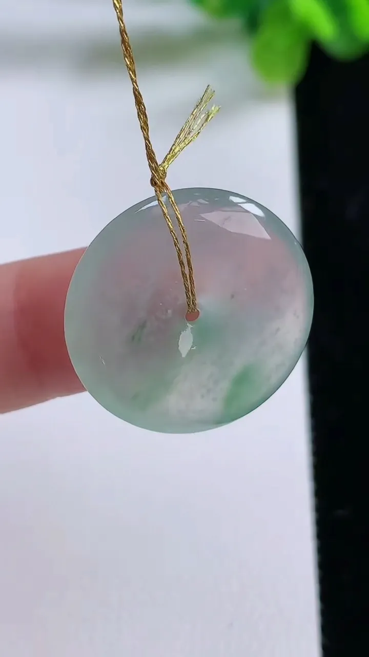 天然A货翡翠平安扣吊坠，尺寸22-4，重量:4.45g
8月31日