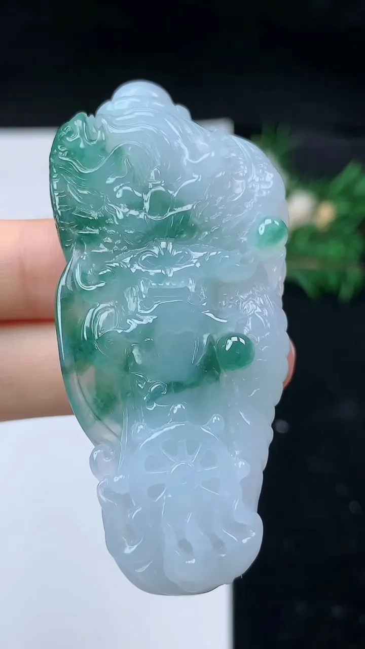 天然A货翡翠飘花龙牌吊坠，尺寸65.9-30-11.6，重量:39.00g
8月31日