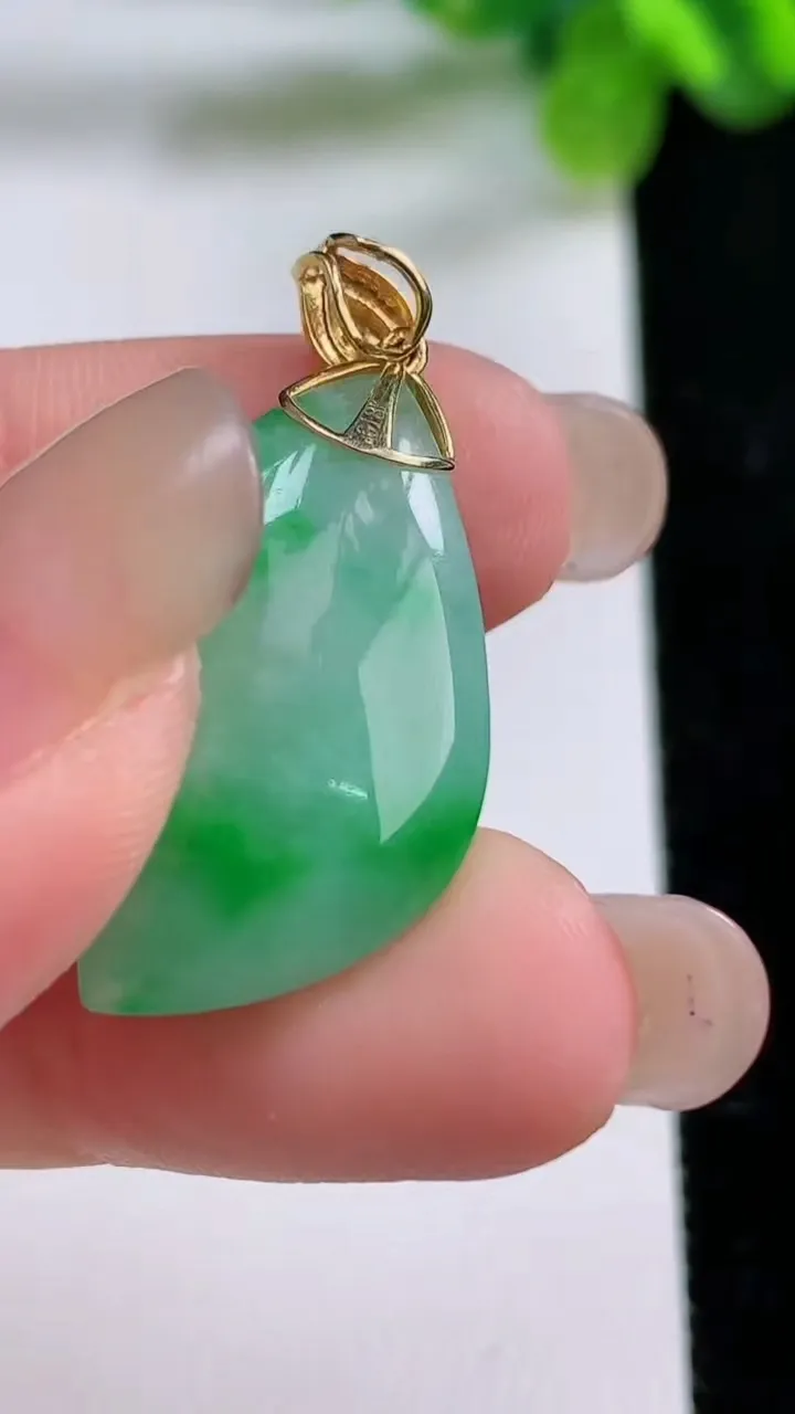 天然A货翡翠随形吊坠，尺寸25.4-14.6-8.2，重量:5.27g
8月31日