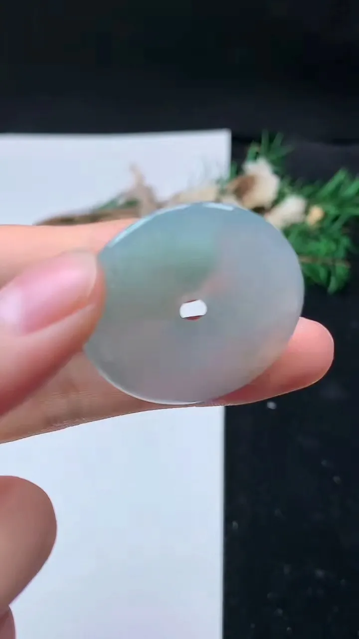 天然A货翡翠平安扣吊坠，尺寸32.7-5.9，重量:12.70g
8月31日