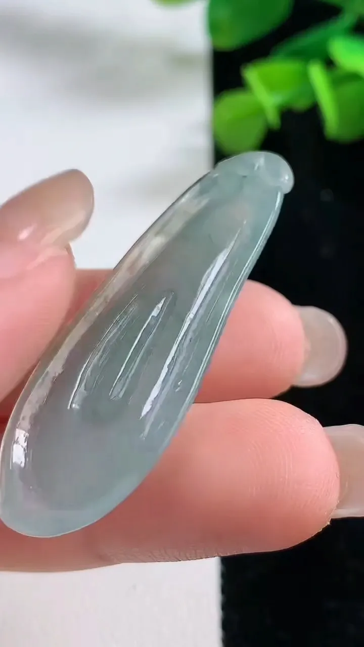天然A货翡翠福瓜吊坠，尺寸43-17-6.3，重:6.82g
8月31日