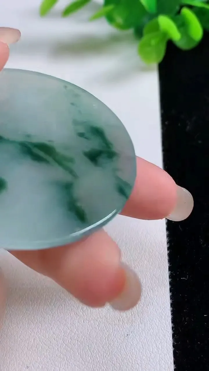 天然A货翡翠冰种飘花山水素衣观音吊坠，尺寸53.3-48.4-5.6，重量:29.76g
8月31日